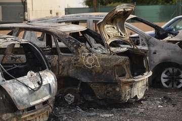 Cinco vehículos calcinados un incendio intencionado en un solar de El Ejido-Telde/TA.